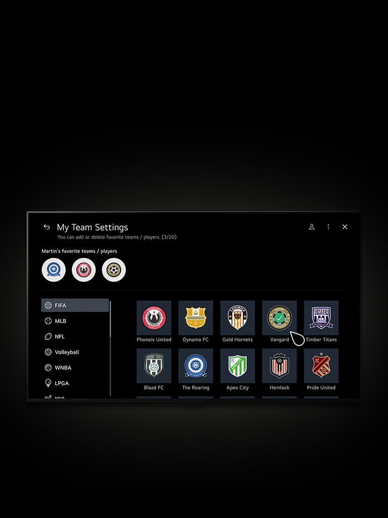يتم Sports Portal على شاشة LG TV. في الأعلى، صورة مصغرة بحجم كبير، وفي الأسفل، أربع صور مصغرة تعرض المحتوى المباشر. يتم تمرير شاشة التلفزيون لأسفل لتكشف عن المزيد من الأقسام التي تحتوي على صور مصغرة للألعاب والمحتوى الرياضي. يتم تمرير شاشة التلفزيون لأعلى، وينقر المؤشر لفتح شاشة إعدادات My Team. ينقر المؤشر فوق فريق جديد يظهر في قائمة الفرق المفضلة.
