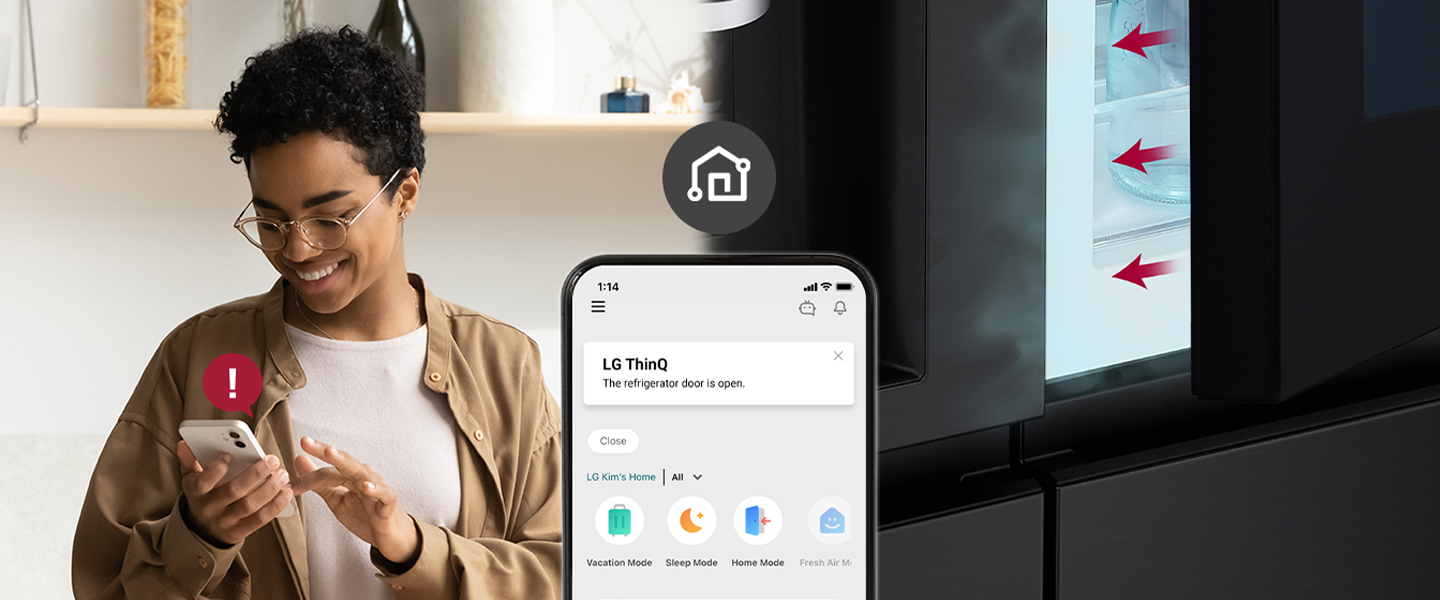 تنبيه LG ThinQ على الهاتف يظهر باب الثلاجة مفتوحًا، مع سهم يشير للباب بجوار الثلاجة.