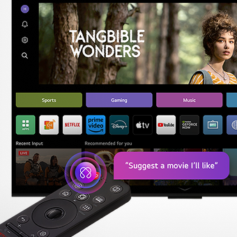 على شاشة تلفزيون LG OLED، تظهر الصفحة الرئيسية لنظام التشغيل webOS 25 مليئة بالتطبيقات ومحتوى الترفيه. بجوار التلفزيون، يوجد جهاز التحكم عن بُعد السحري LG AI، ويُبرز زر الذكاء الاصطناعي كما لو أنه يُفعّل بصوت المستخدم. بجانبه، تظهر فقاعة كلامية تقول: "اقترح فيلمًا يُعجبني".