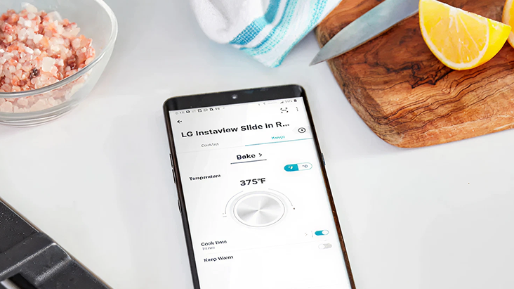 يعرض الهاتف الذكي تطبيق LG ThinQ للتحكم في فرن LG InstaView Slide-In Range،  مما يتيح صيانة المنتج بكفاءة في المطبخ.
