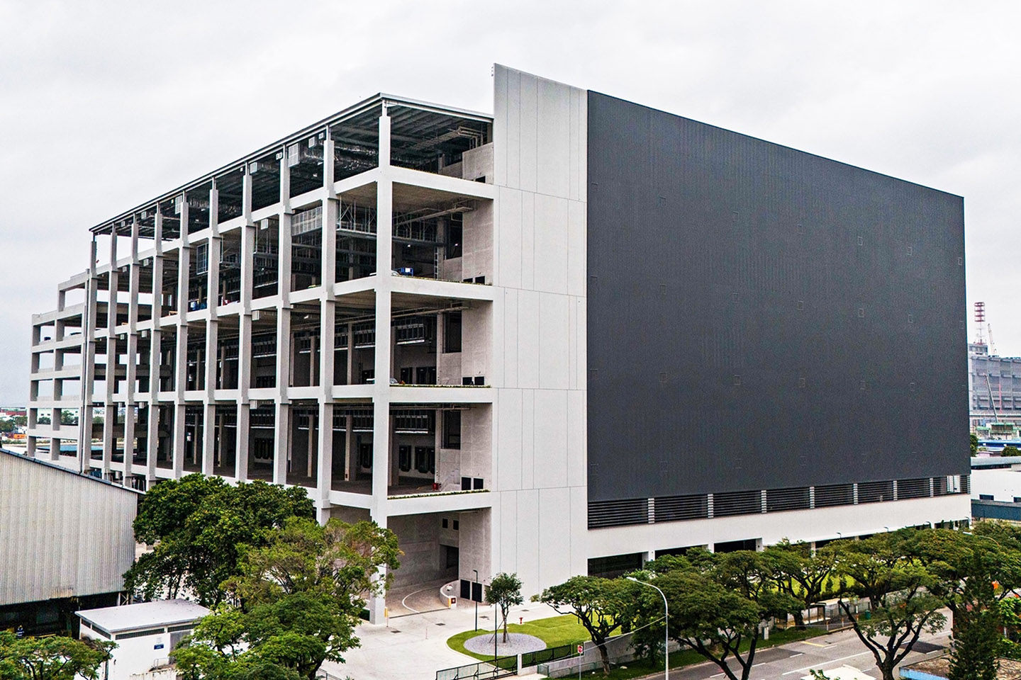 A photo of a logistics center in Singapore’s Tuas area equipped with the LG Multi V™ i system