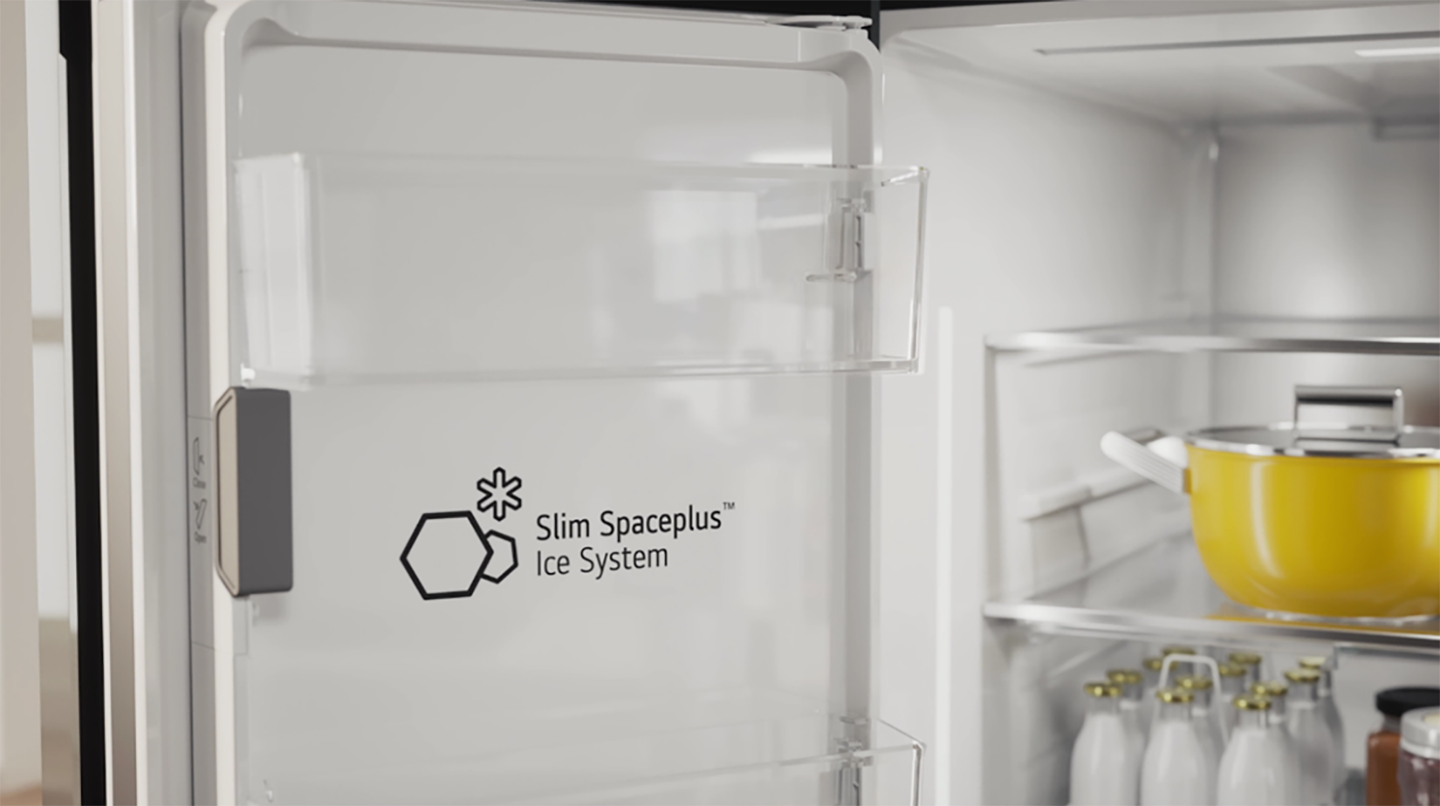 A photo showing Slim SpacePlus™ Ice System in a fridge
