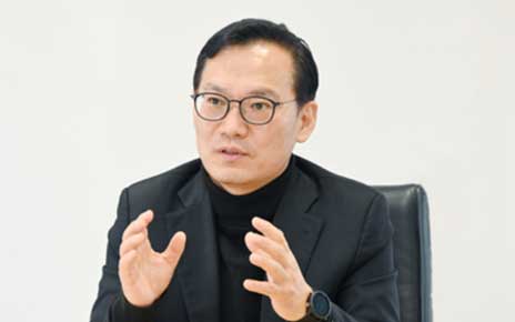 Silas Choi, head of the B2B Solutions Business Division, describing the features of LG ThinQ Home that make it the perfect futuristic integrated home.