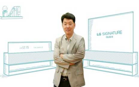 Baek Sun-pil, TV Product Strategy Team Leader, standing in front of two illustrations of LG SIGNATURE OLED R in its Full View and Line View modes
