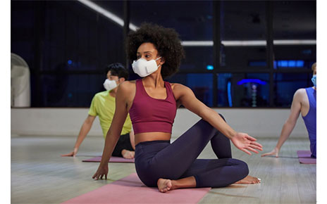 People wearing LG PuriCare™ Wearable Air Purifier during a Yoga session to enjoy the clean and fresh air while protecting themselves.