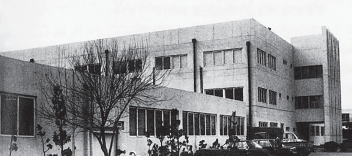 A black-and-white image shows the Goldstar Central Research Lab.