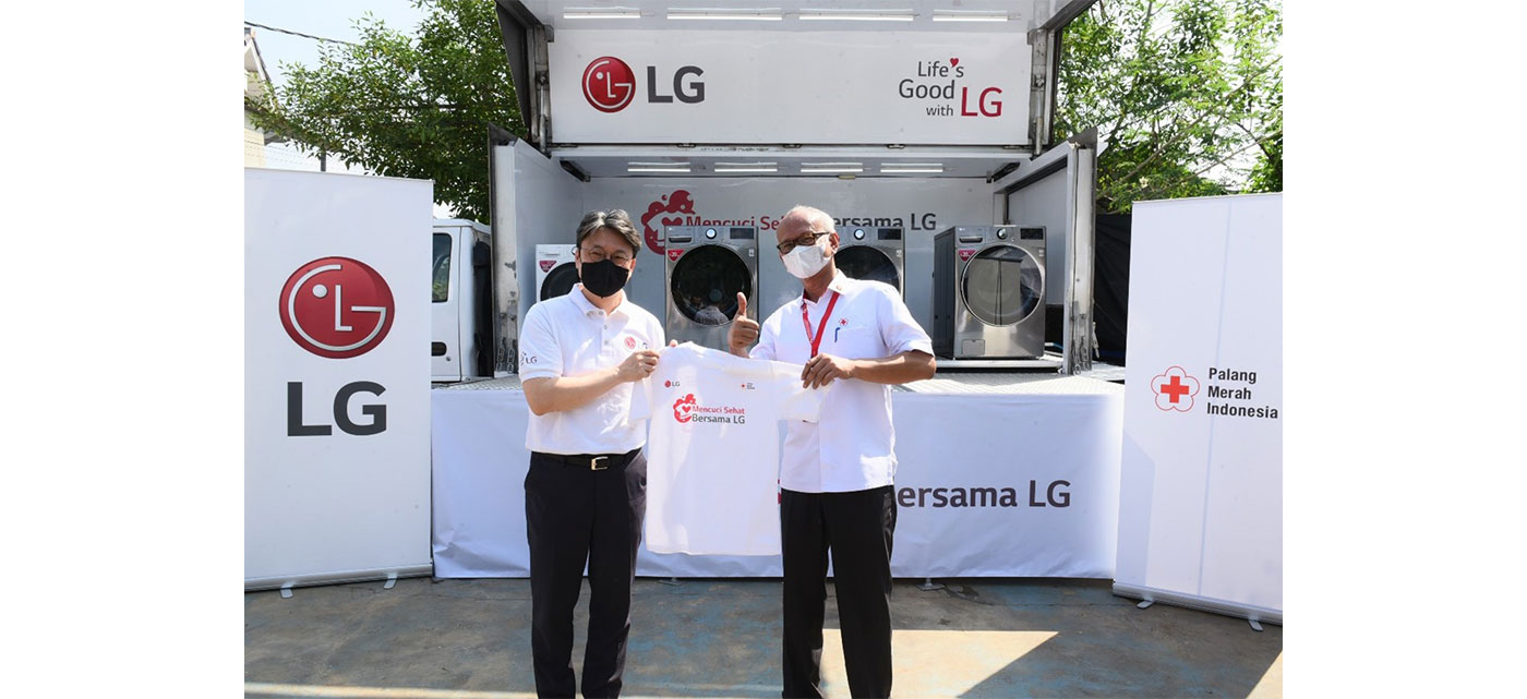 LG staff posing in front of the LG truck for the LG Lebaran Sehat event