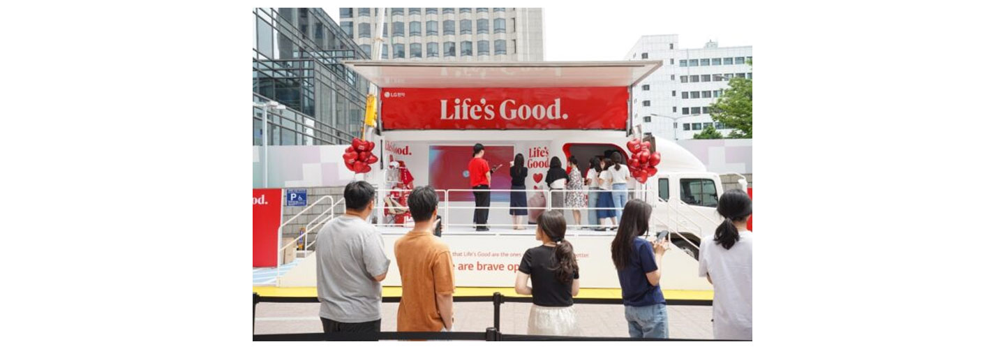LG CEO Cho participating in a flashmob with LG employees in Italy as a part of Life's Good campaign