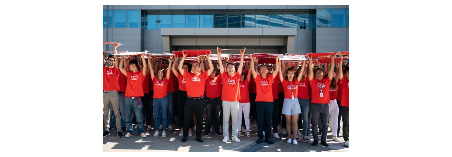 LG CEO Cho and LG Italy employees holding panels which have various lifestlye images