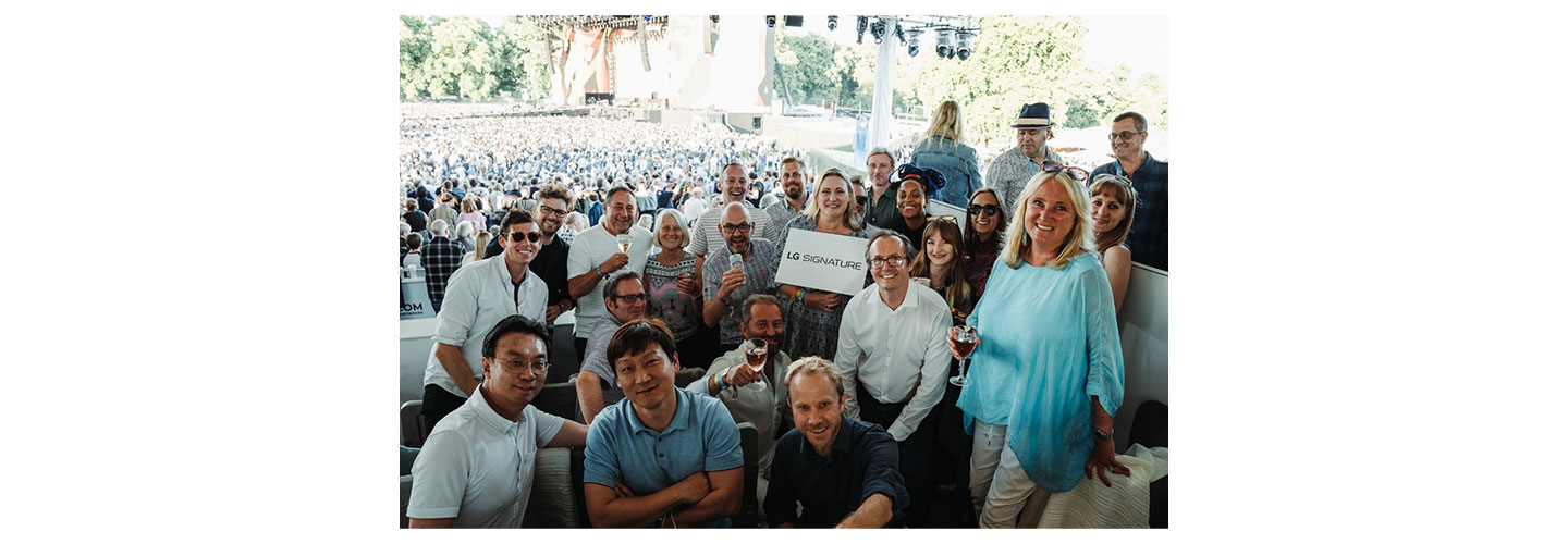 The attendees of “LG SIGNATURE Hosts” experience held at BST Hyde Park posing together for a picture