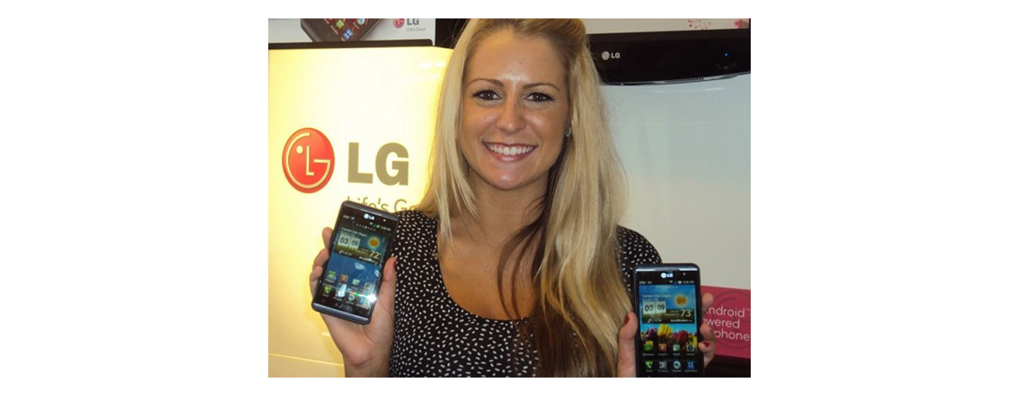 A woman holds up two LG Optimus 2X smartphones powered by the NVIDIA® Tegra™ 2 mobile dual-core processor and also the world’s first dual-core smartphone at MWC 2011