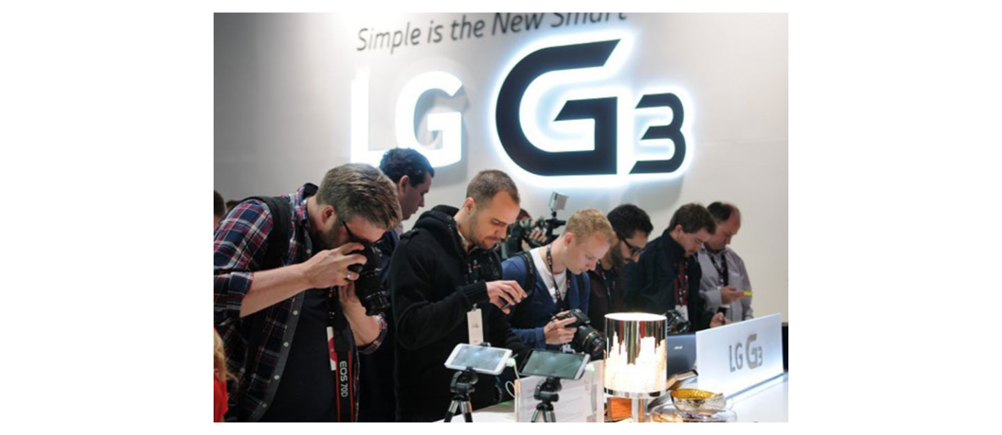 Numerous people take photos of the LG G3 at an event