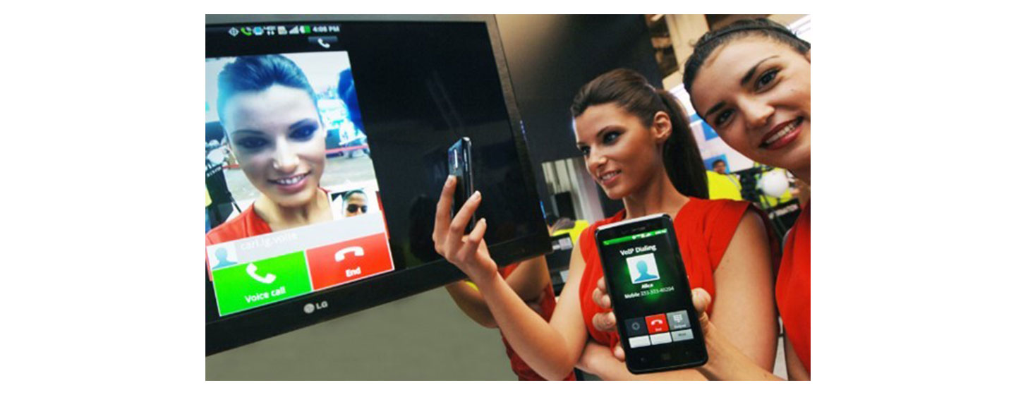 Two women showing off LG’s new voice-to-video conversion feature capable of high-quality voice and high-resolution video calling in real time