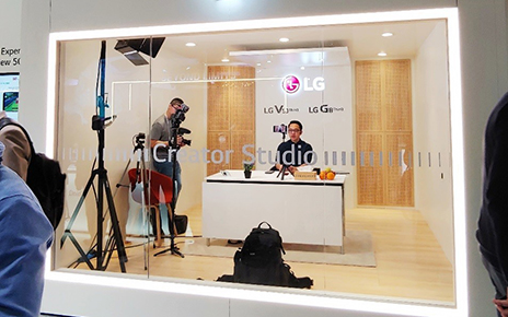 A male journalist records a news video about the new technologies he found from MWC 2019 in the LG Creator’s Studio.