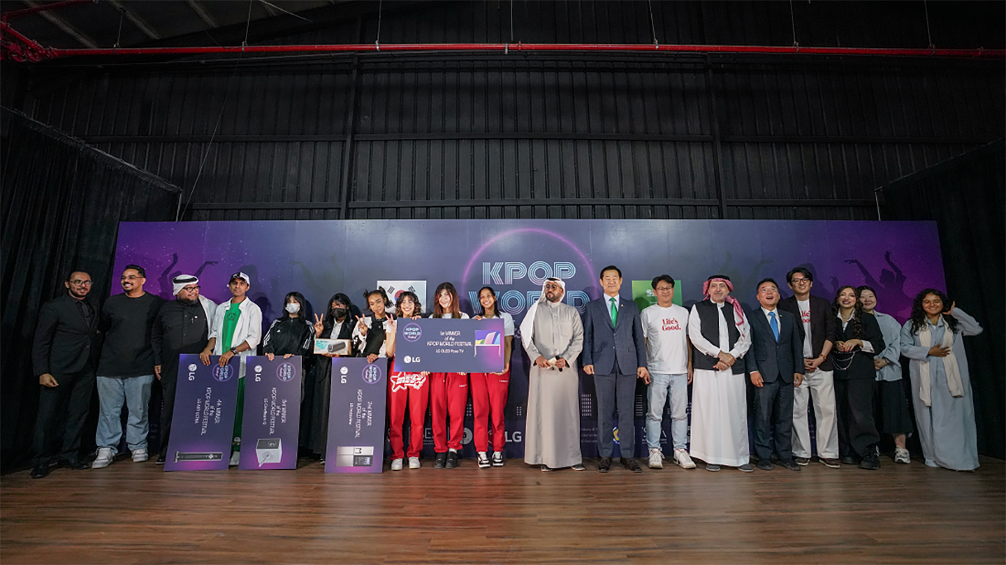 A group picture of the contestants and related people