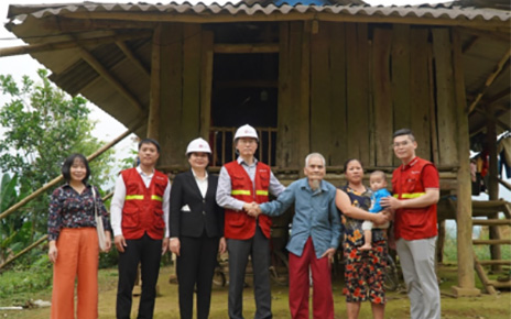 Representatives of LG Vietnam and Habitat for Humanity Vietnam are posing with Ms. Bui Thi Chien and her family infront of their house