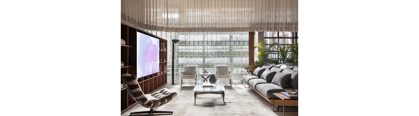 The bedroom of LG Magenta House at CASACOR decorated with LG TV