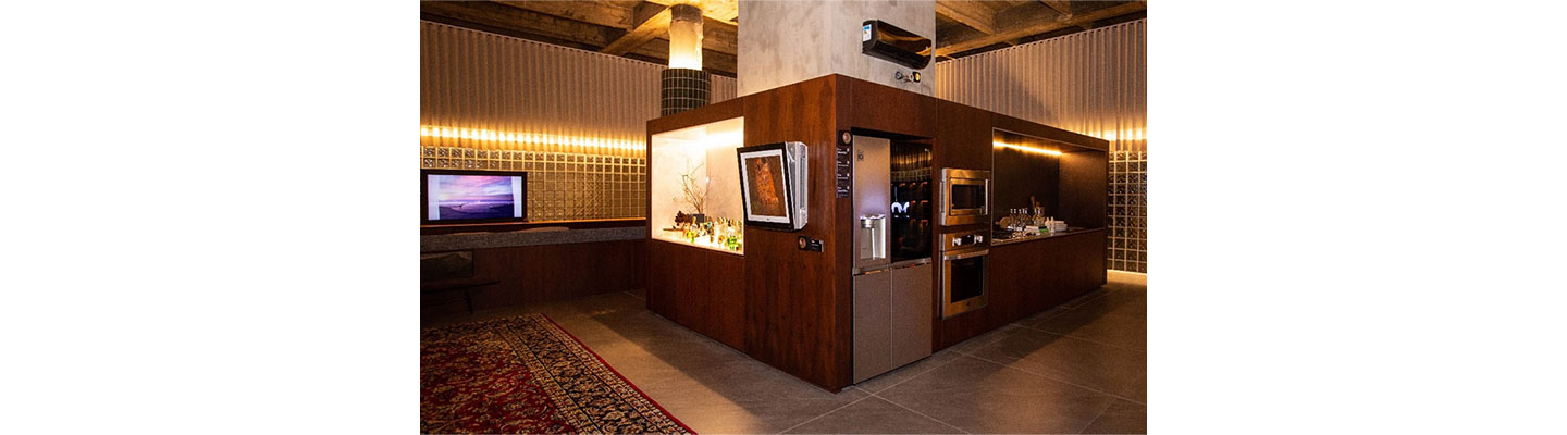 The kitchen of LG Magenta House at CASACOR decorated with LG side-by-side refrigerator