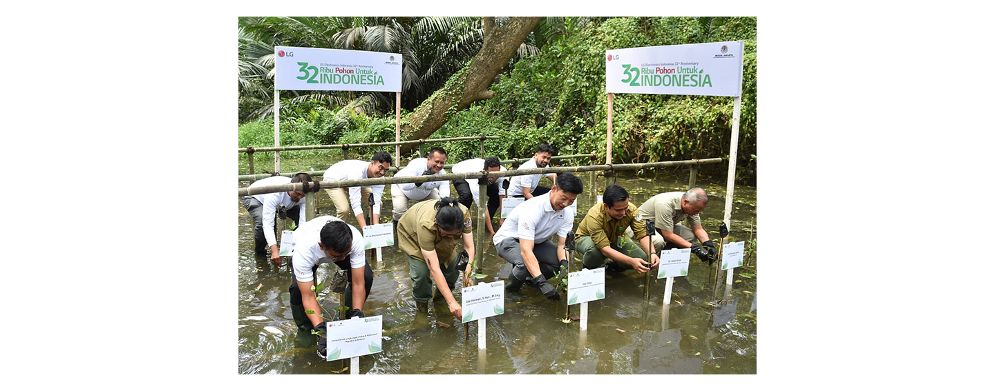 Staff from LG Indonesia and the Conservation of Natural Resources Jakarta planting trees together as a part of project to plant 32,000 trees across three regions in Indonesia