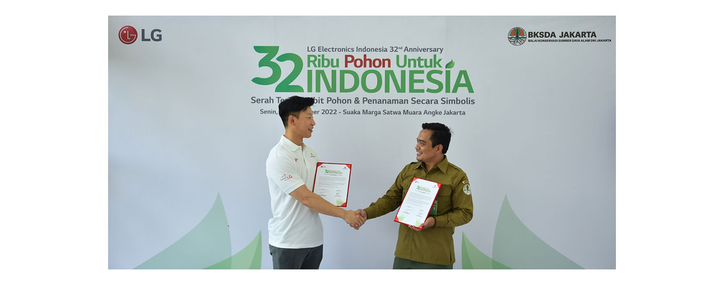 Jay Jang, director of marketing and relations at LG Electronics Indonesia, and Abdul Kodir, head of the Conservation of Natural Resources Jakarta shaking hands