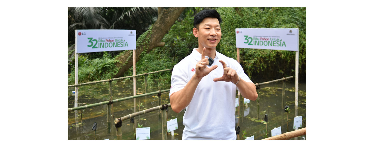 Jay Jang, director of marketing and relations at LG Electronics Indonesia, giving a short speech at the tree-planting event