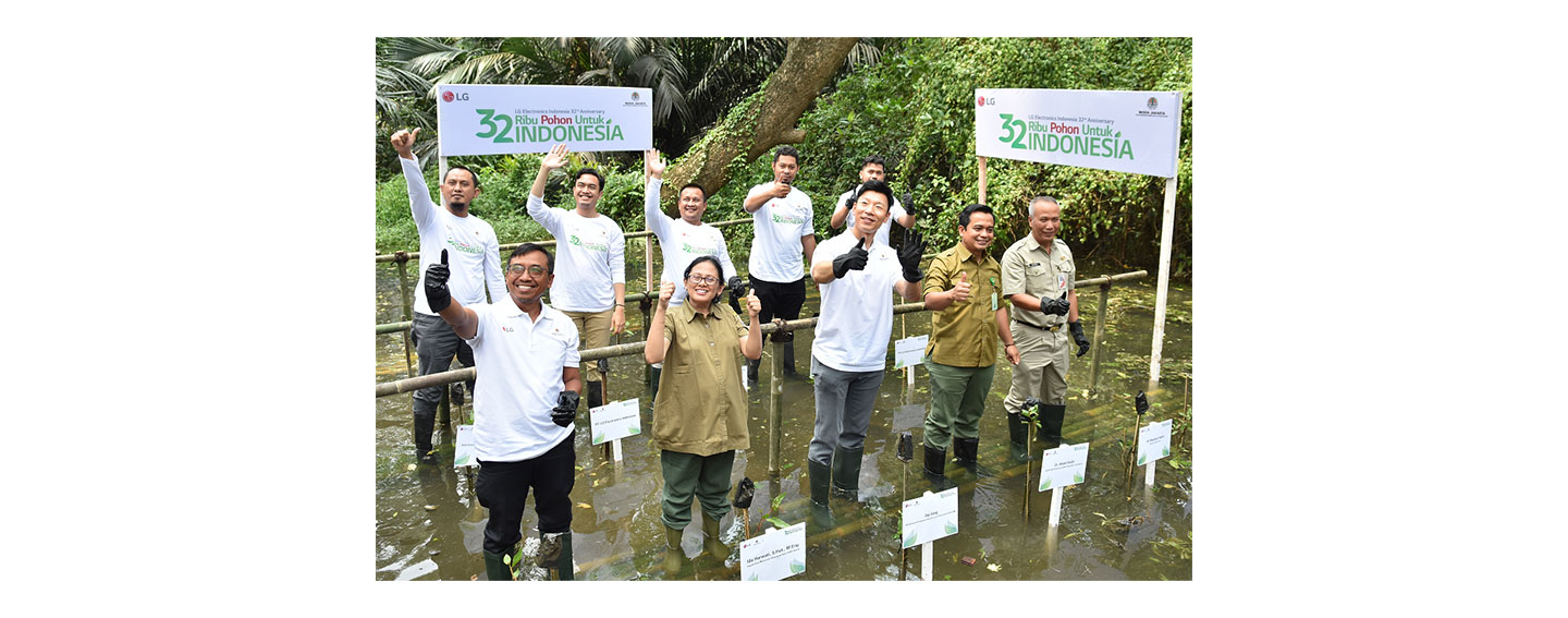 Staff from LG Indonesia and the Conservation of Natural Resources Jakarta posing for a photo while planting trees together as a part of project to plant 32,000 trees across three regions in Indonesia