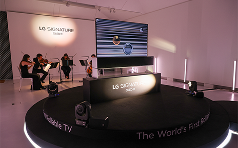 The Royal Philharmonic Orchestra’s string quartet playing at the UK’s LG OLED R launch event.