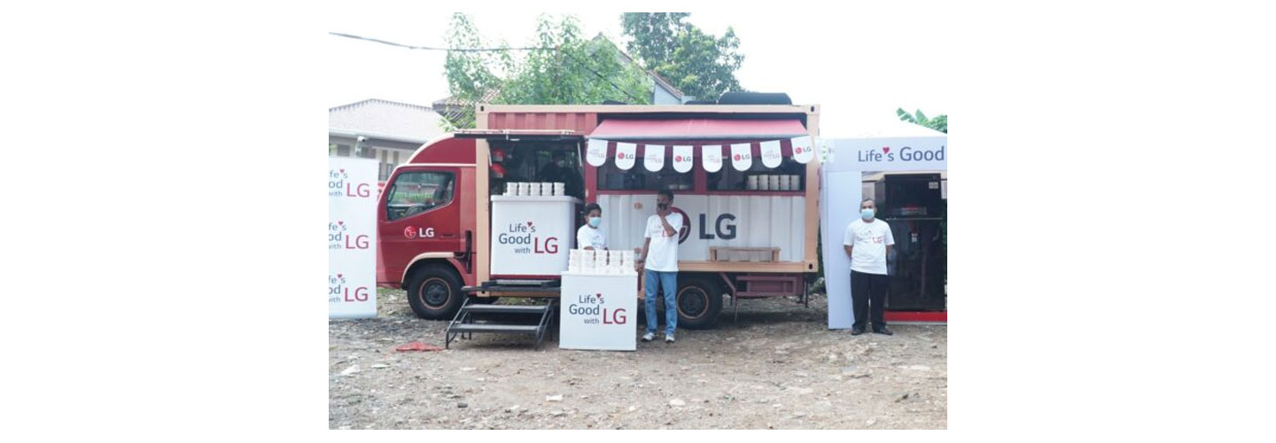 The image of LG Indonesia's staff preparing to serve meals with the food truck