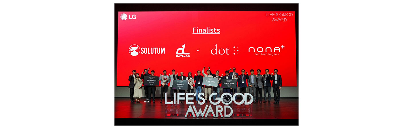 LIFE’S GOOD AWARD winners, judges and LG executives posing for a group photo on stage.