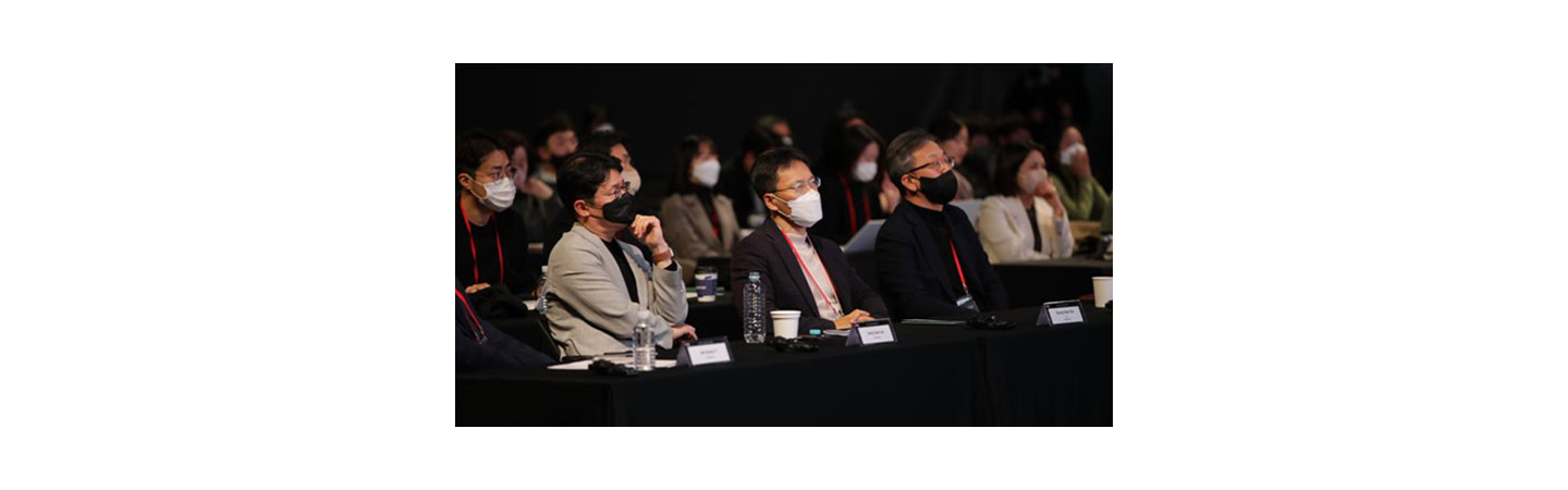 Lee Jeong-seok, head of LG Electronics’ Global Marketing Center, CTO Dr. Kim Byoung-hoon and CSO Lee Sam-soo in the audience during the LIFE’S GOOD AWARD Conference.