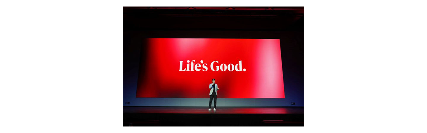 Lee Jeong-seok, head of LG Electronics’ Global Marketing Center, giving a speech on the LIFE’S GOOD AWARD Conference stage.