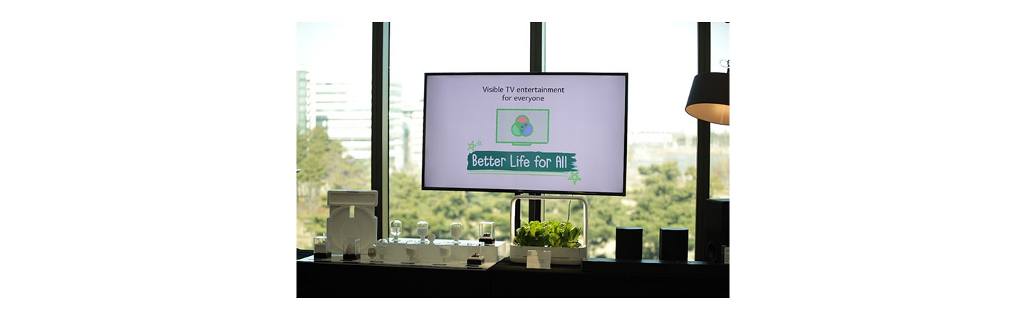 LG’s sustainable technology booth at the LIFE’S GOOD AWARD Conference, with a monitor displaying its Better Life for All slogan.