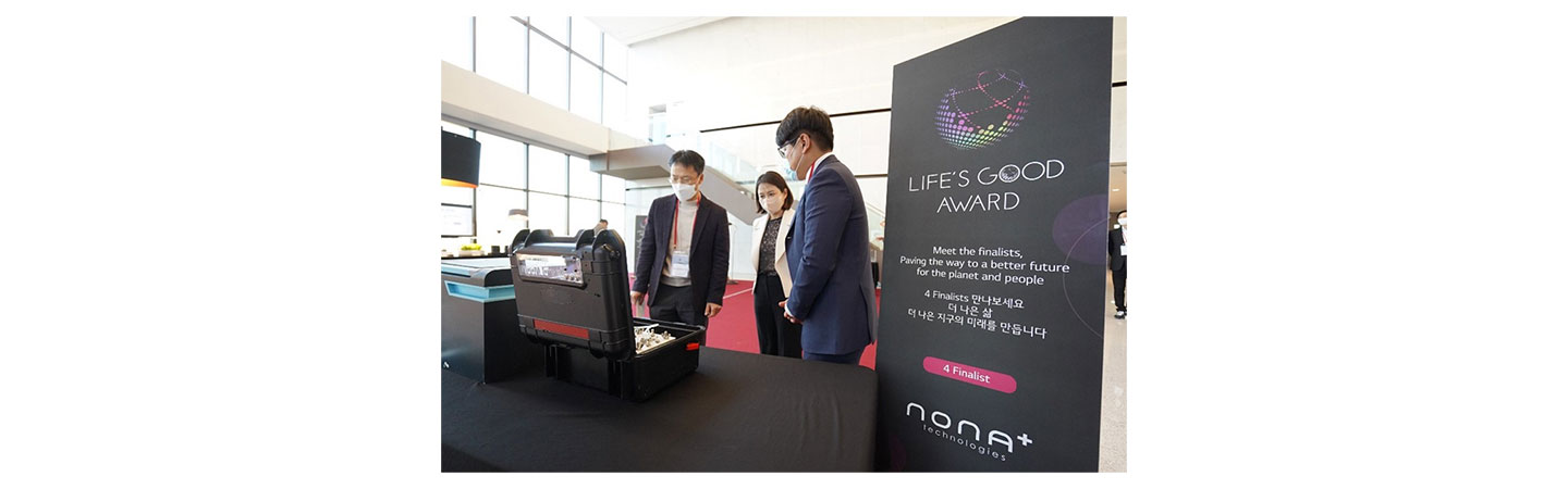 LG Electronics’ CTO Dr. Kim Byoung-hoon learning about NONA Technologies’ desalination device from representative, Yoon Jung-hyo.