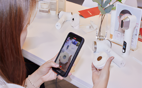 A photo of Hong Kong customer taking a phito of LG products at the pop-up store