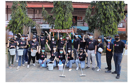 A group of volunteers from LG Thailand posing together for a photo