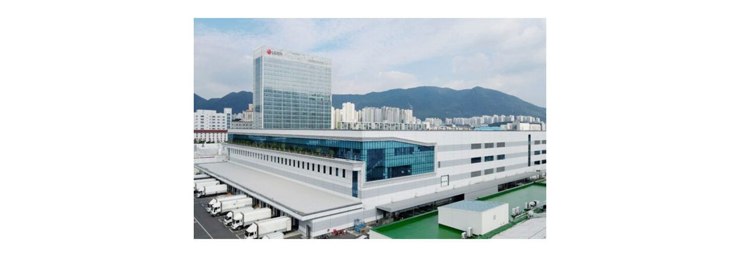 The foreground photograph of LG Smart Park, LG Electronics’ home appliances factory in Changwon, Republic of Korea