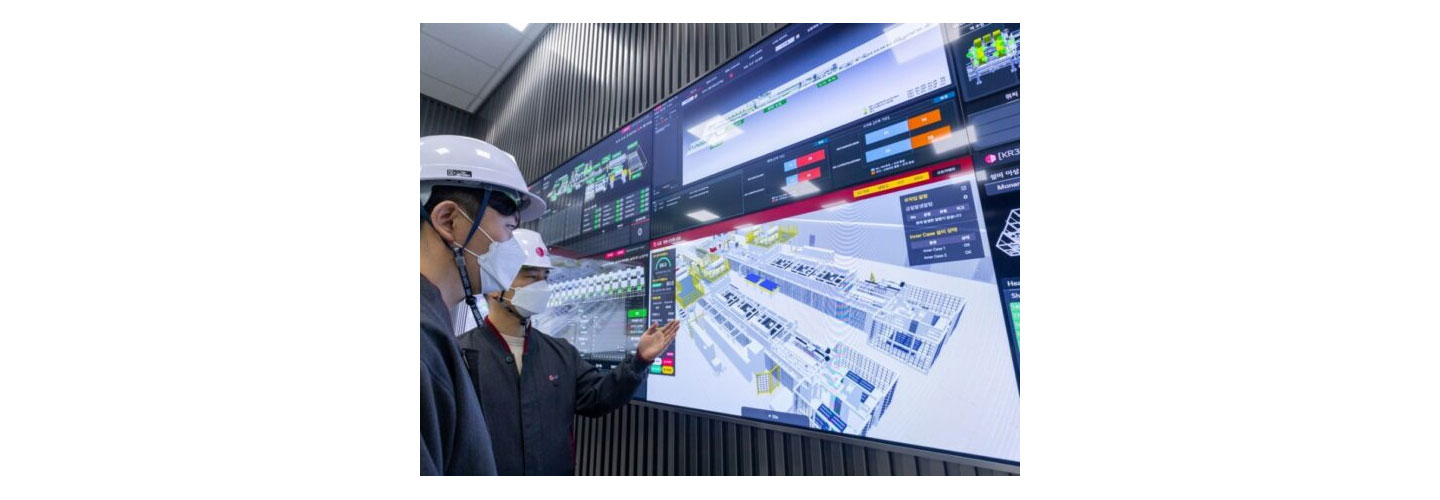 The workers at the Lighthouse Factory in Changwon are looking at the screen of virtual factory made by an Intelligent process system. (Horizontal)