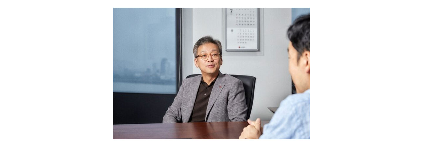 Lee Sam-soo, Chief Digital Officer at LG Electronics, having a talk