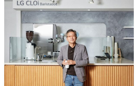 Lee Sam-soo, Chief Digital Officer at LG Electronics, posing in front of LG CLOi BaristaBot