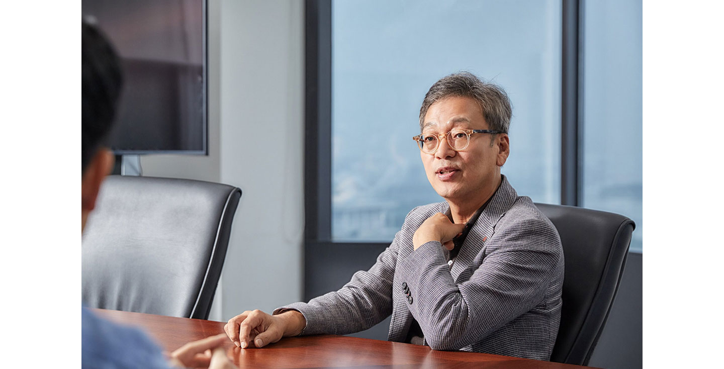 Lee Sam-soo, Chief Digital Officer at LG Electronics, having a talk