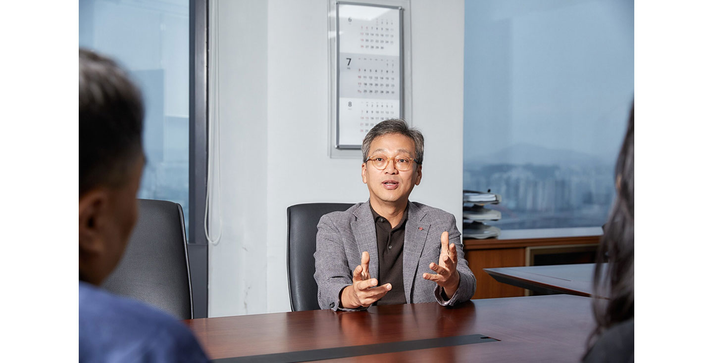 Lee Sam-soo, Chief Digital Officer at LG Electronics, having a talk with others