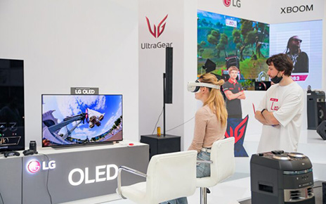 A participant of 2021 Streamfest trying VR on LG OLED TV in LG's OLED TV zone.
