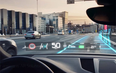 An image demonstrating LG’s AR software solution as it guides a driver by highlighting the correct lane.