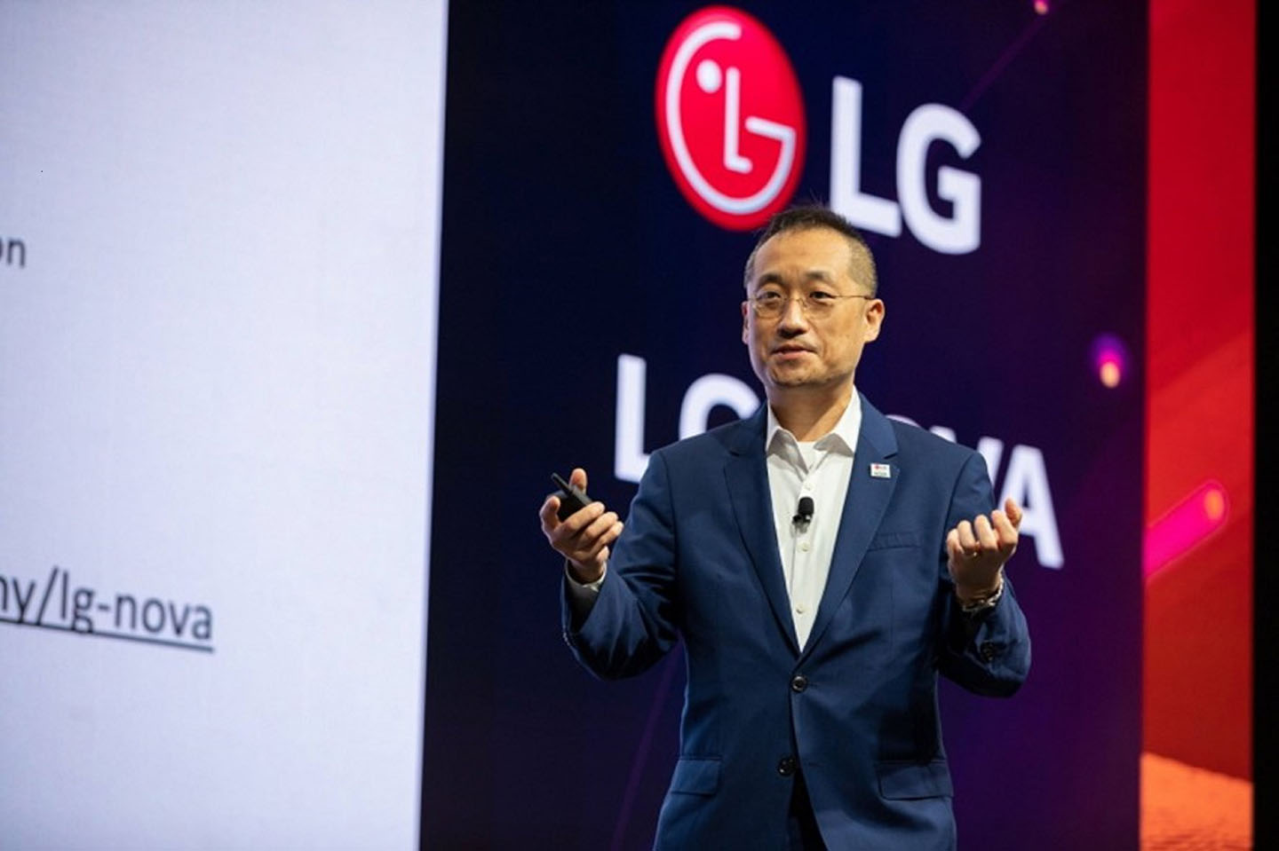 A photo of Sokwoo Rhee speaking on stage