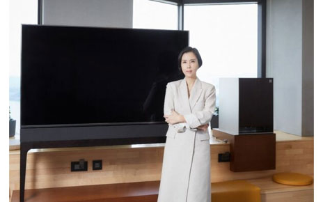 Lee Hyang-eun, managing director of the Customer Experience Innovation Division at LG Electronics, posing for a photo