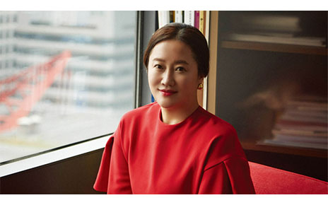 Kate Oh, vice president of the Brand Communication Division at LG Home Entertainment, sits down near a window for an interview