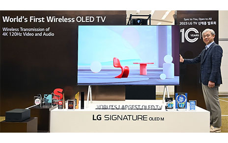 Jung Jae-chul, home entertainment research and development lab leader of HE R&D Lab at LG Electronics, posing for a photo with LG SIGNATURE OLED M
