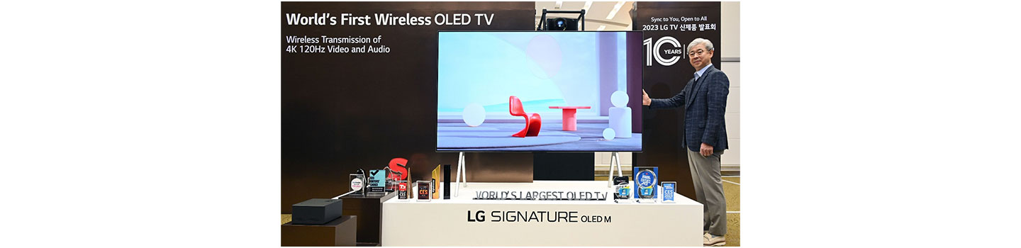 Jung Jae-chul, home entertainment research and development lab leader of HE R&D Lab at LG Electronics, posing for a photo with LG SIGNATURE OLED M