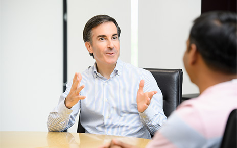  Carlos Olave, LG Global HR Leader, having a discussion with another LG employee. 