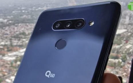LG Q60 in the palm of a man’s hand flies over Mexico City in the helicopter to take photos of the city’s landmarks.